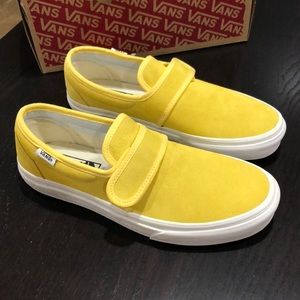 gold van slip ons